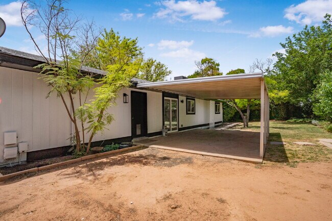Building Photo - "Charming Newly Remodeled 4-Bed Oasis Touc...