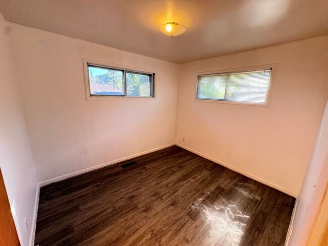 Building Photo - 437 Circleway Dr