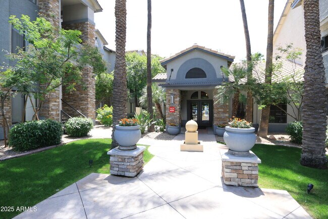 Building Photo - 2025 E Campbell Ave