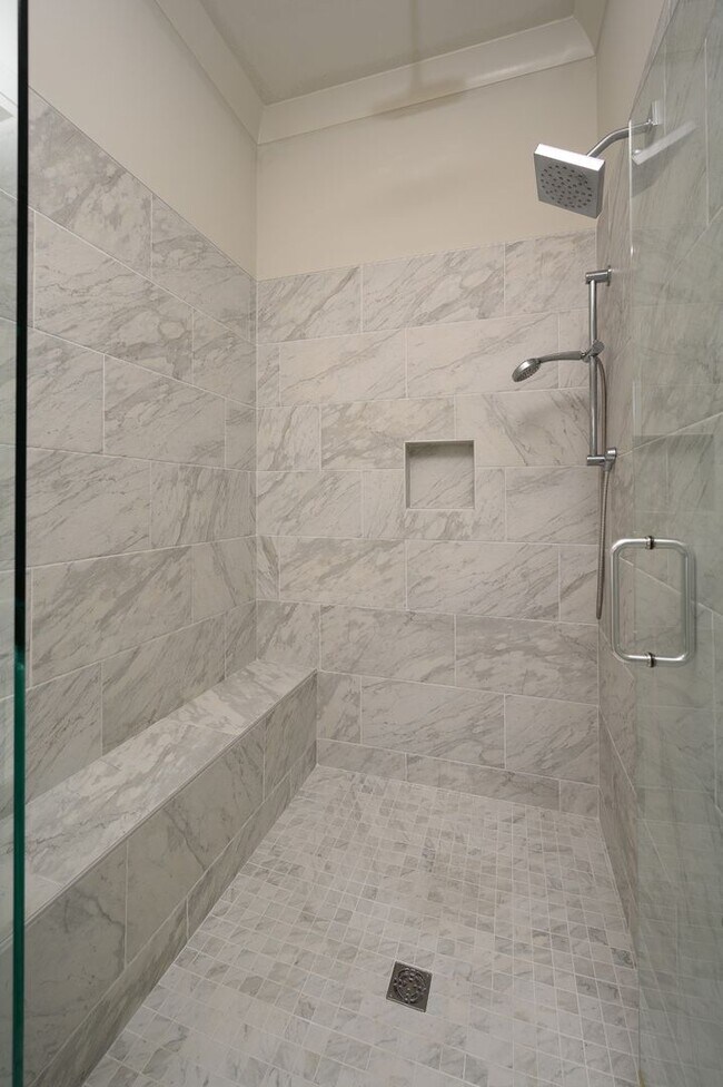 Building Photo - **LIKE-NEW, HIGH-END EXECUTIVE HOME WITH INCREDIBLE OUTDOOR ENTERTAINING IN IDEAL LOCATION**