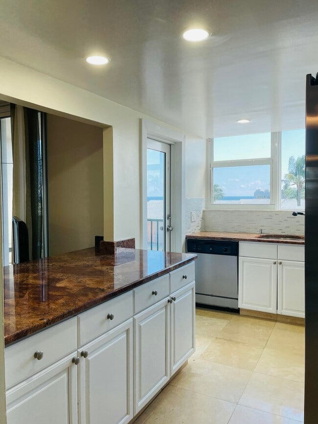 Building Photo - 1237 Hillsboro Mile