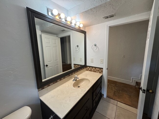 Building Photo - GORGEOUS! 5 Bedroom, 3 Bathroom Home in Deland!