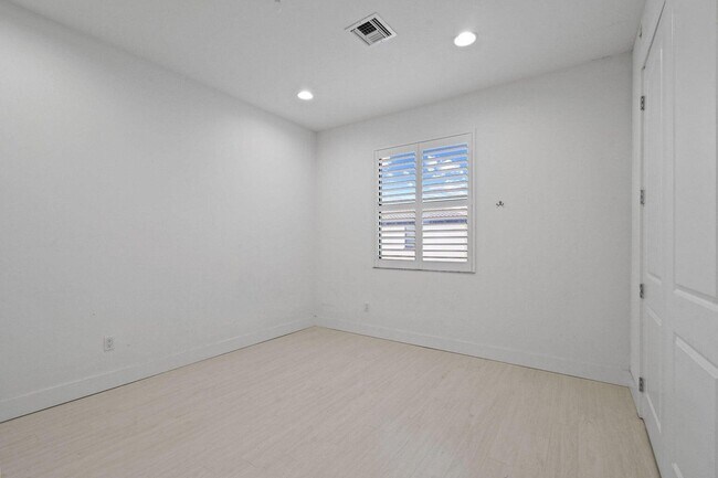 Building Photo - 1221 Faulkner Ter