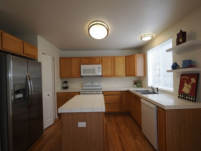 Building Photo - 4 bed 3.5 bath with 2 car garage - Availab...