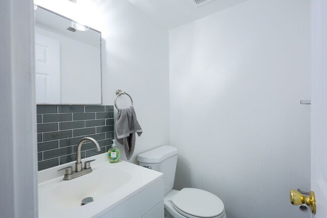 Building Photo - Amazing 3 BR/1.5 BA Townhome in Landover!
