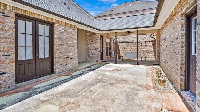 Building Photo - 3 Bedroom Home in U Club | Community Pool | Fenced Patio