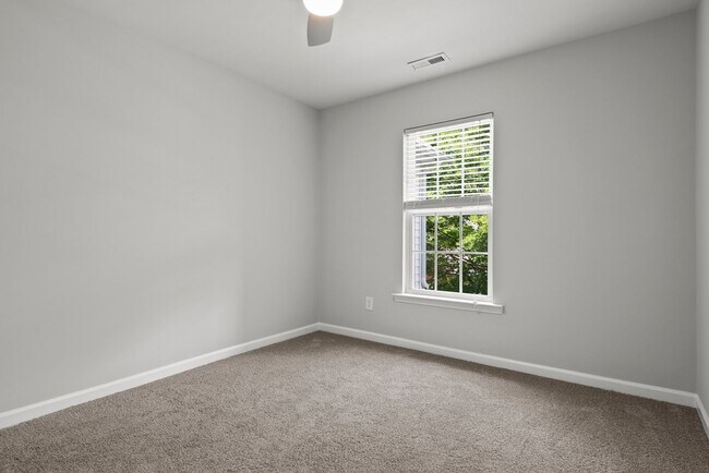Building Photo - Fantastic end unit townhome: Available July 10th