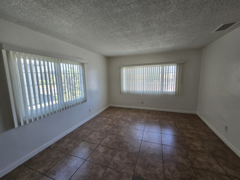 Building Photo - 6823 Hayvenhurst Ave