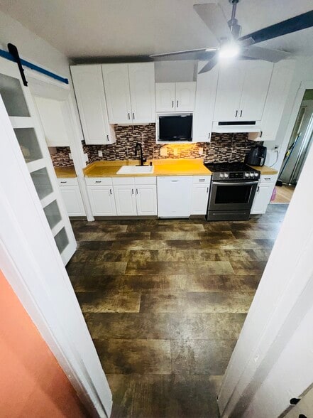 Large kitchen entrance - 412 Pearl Lake Rd