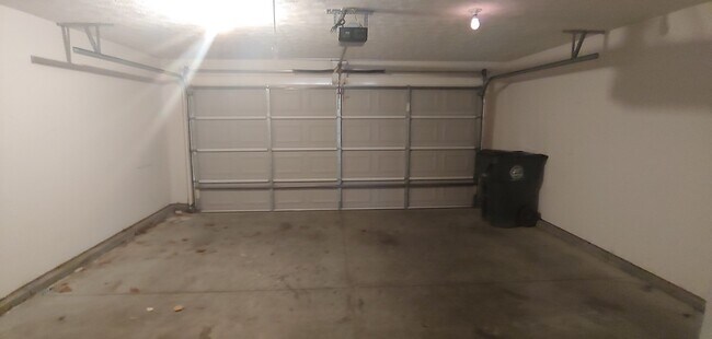 Building Photo - One Level home with 3 bedrooms,2 bath  Large back yard!       26032326