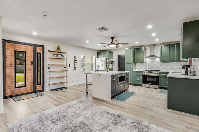 Building Photo - 415 N Shore Dr