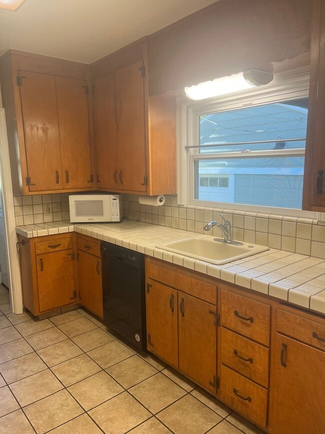Building Photo - Adorable 2 bedroom 1 Bathroom Located in N...