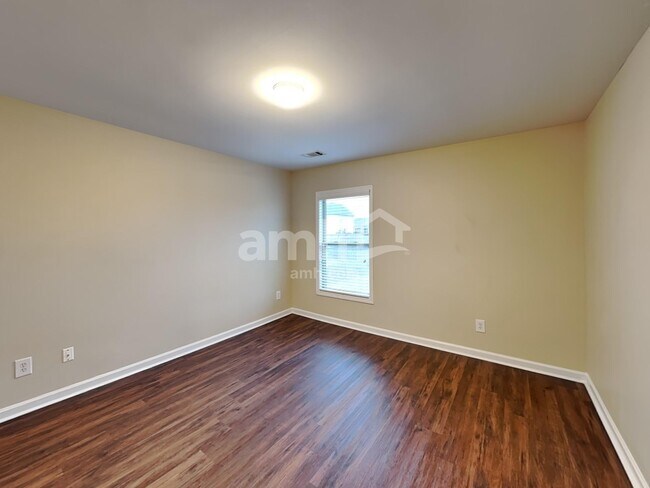 Building Photo - 850 Stonehaven Rd SW