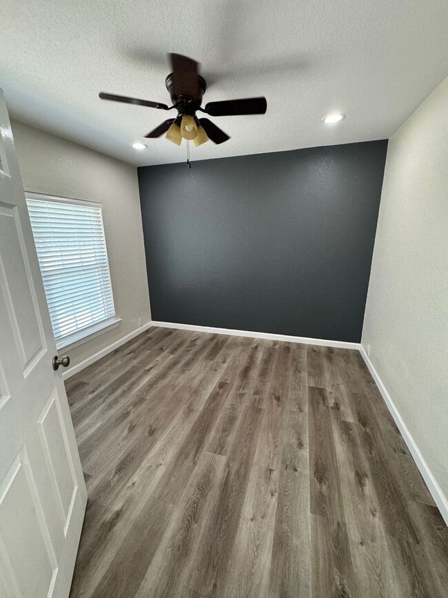Building Photo - Ready For Move In - Nicely Renovated Large...