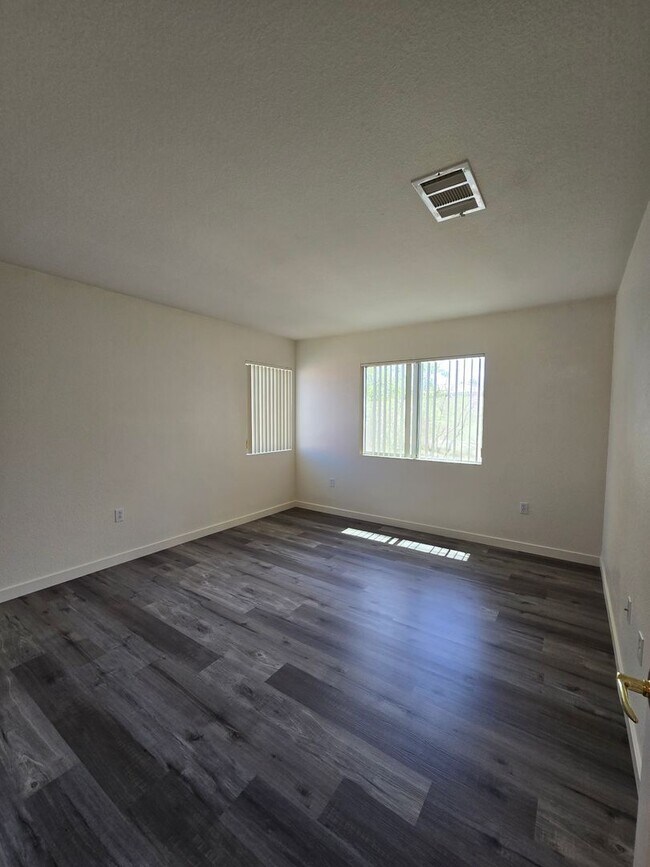 Building Photo - A Fabulous 3 Bedroom Home in Seven Hills