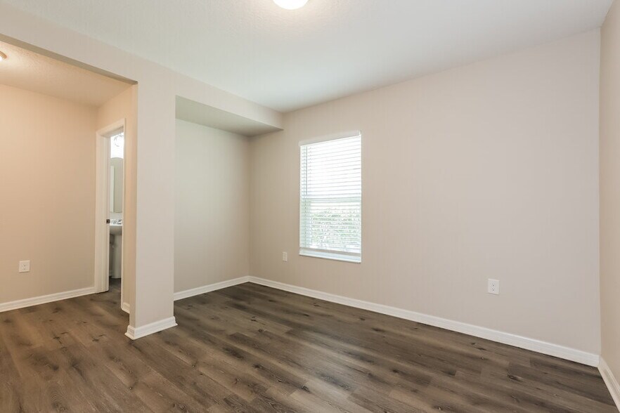 Building Photo - 10716 Southern Forest Dr