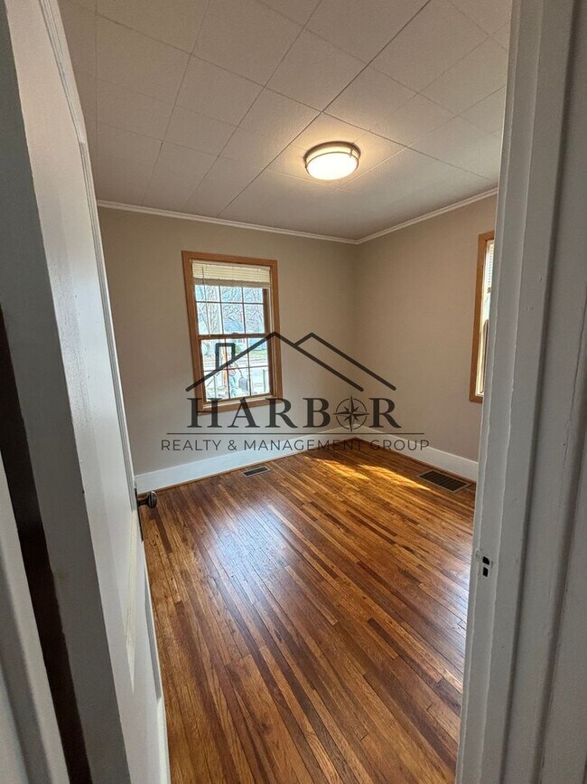 Building Photo - 800 8th Ave SE