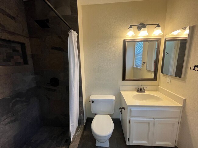 Building Photo - Spacious 3bed 2.5bath 2 story home available now!