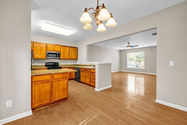 Building Photo - SPACIOUS 3 BEDROOM TOWNHOME