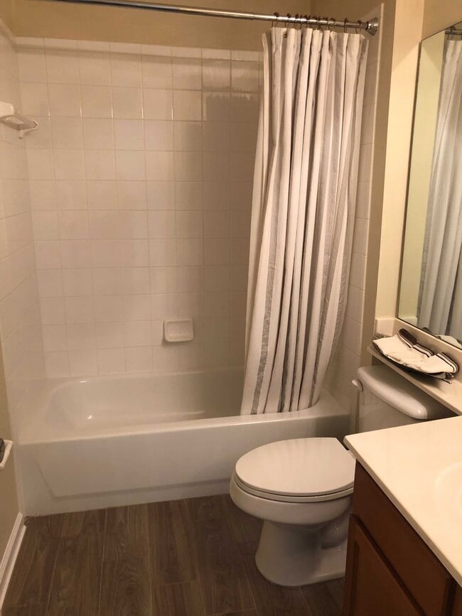 Building Photo - Spacious 3 Bed/2.5 Bath 2 Car Garage in th...
