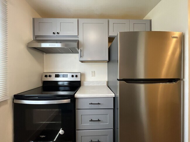 Building Photo - Spacious Corner Apartment with Three Bedrooms, Open Living Space & Modern Kitchen