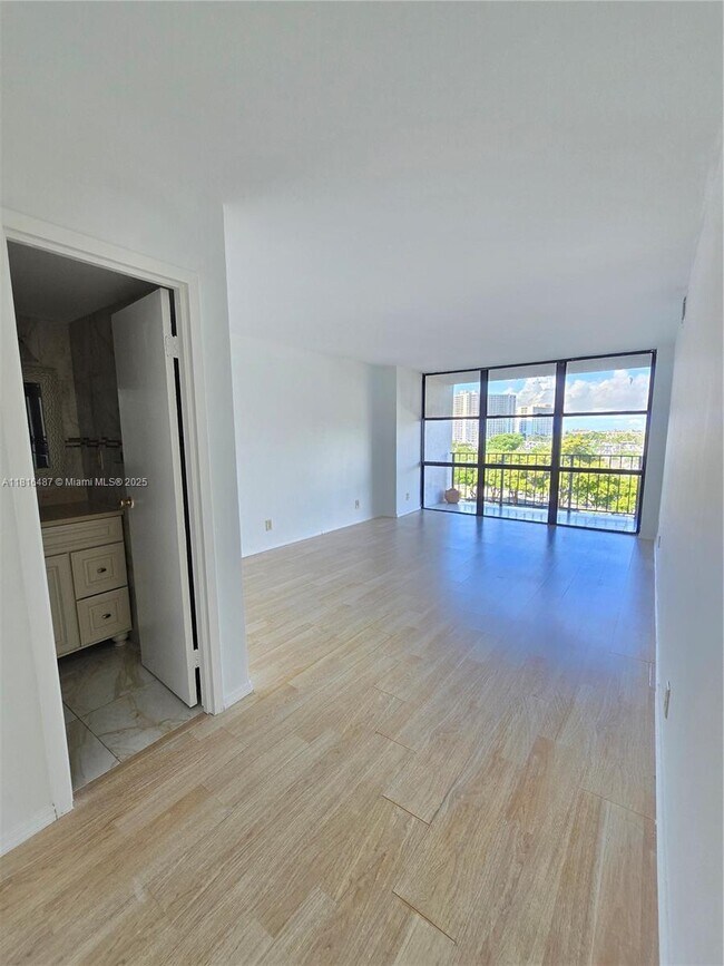 Building Photo - 1000 Parkview Dr