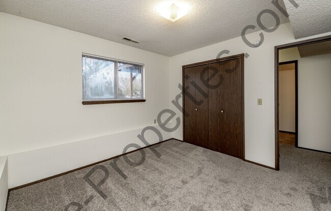 Building Photo - 4 bedroom 2.5 bathroom Home