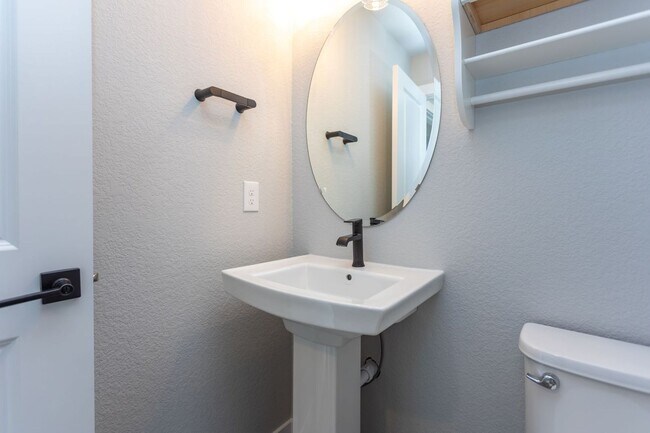 Building Photo - Exceptional 4-Bedroom Home with Dual Fireplaces, Main Level Master Suite, and Spacious Basement -...