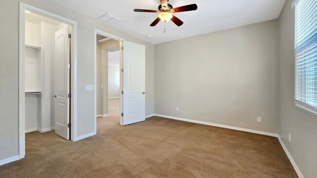 Building Photo - Upgraded kitchen and lots of sq ft in Verrado!