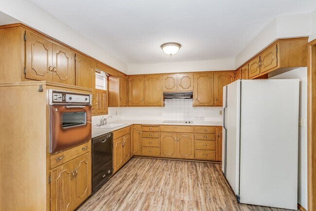 Building Photo - Spacious 3 bedroom 2 bath Duplex