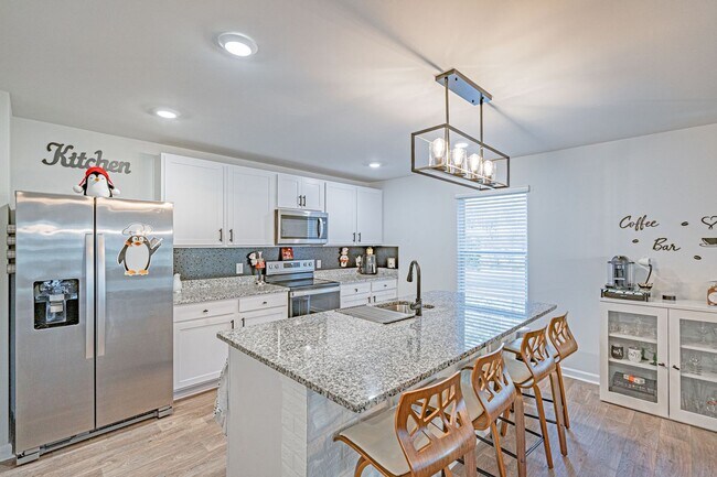 Building Photo - Spacious 4 bed, 2.5 bath Home with Neighbo...