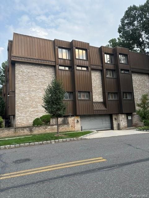 Building Photo - 130 S Middle Neck Rd