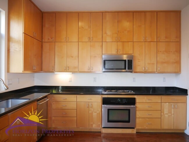 Building Photo - Modern Bright Three-story 3 Bed 2 Bath 1,400 Sqft Mansion Flats Designer Condo