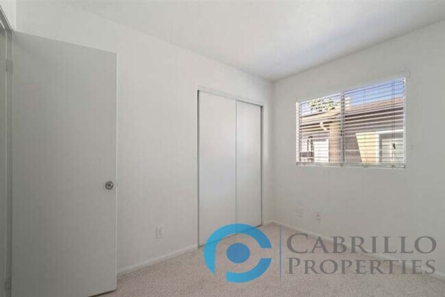 Building Photo - 4521-4523 Winona Avenue