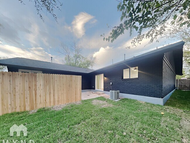 Building Photo - 1603 Rutland Dr