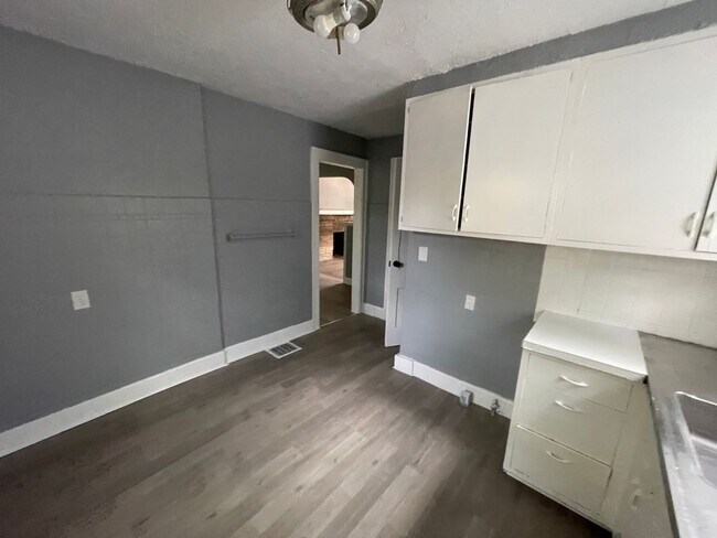 Building Photo - SECTION 8 and EDEN Accepted!!! Newly Renov...