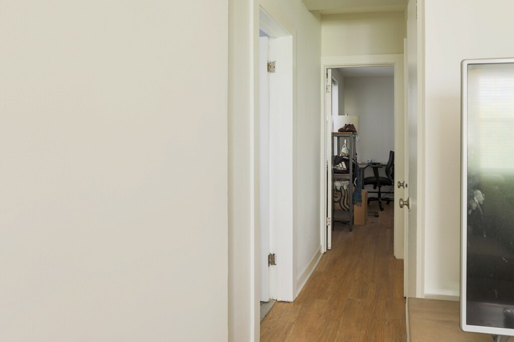 Building Photo - 511 W Belmont Ave