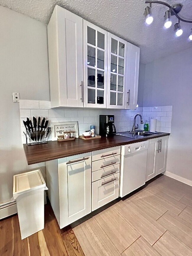 Building Photo - Furnished Cozy 1 Bedroom / 1 Bath Condo - ...