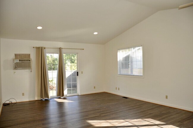 Building Photo - 2 bed 1 bath duplex Post Falls