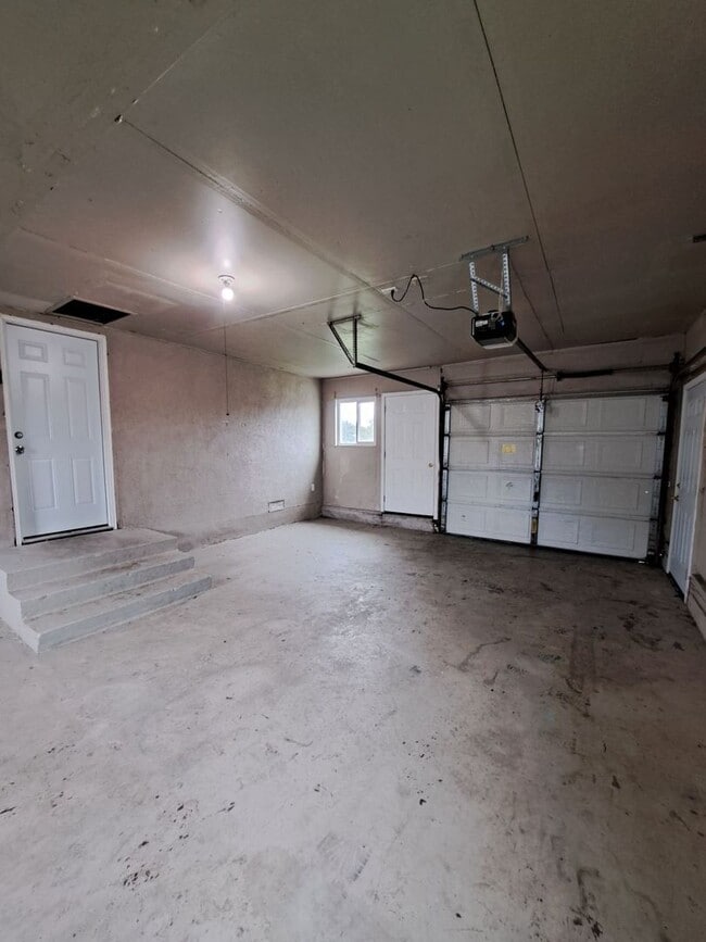 Building Photo - Single Level 3-Bedroom Home in Madera!