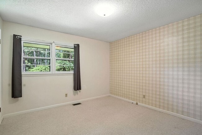 Building Photo - Charming 3BR 1 BTH Home with Inground Pool...