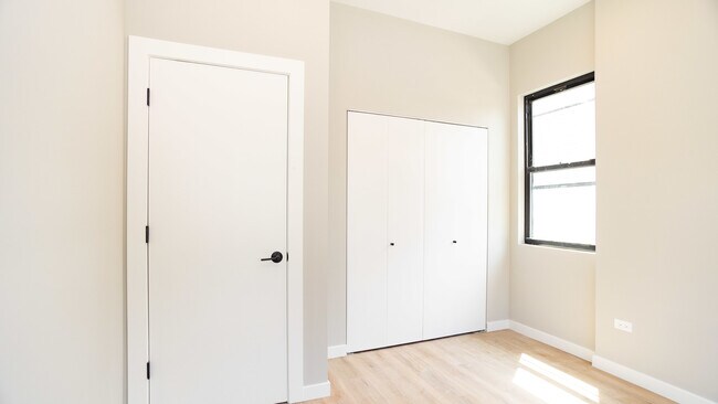 Building Photo - 3520 W Shakespeare Ave