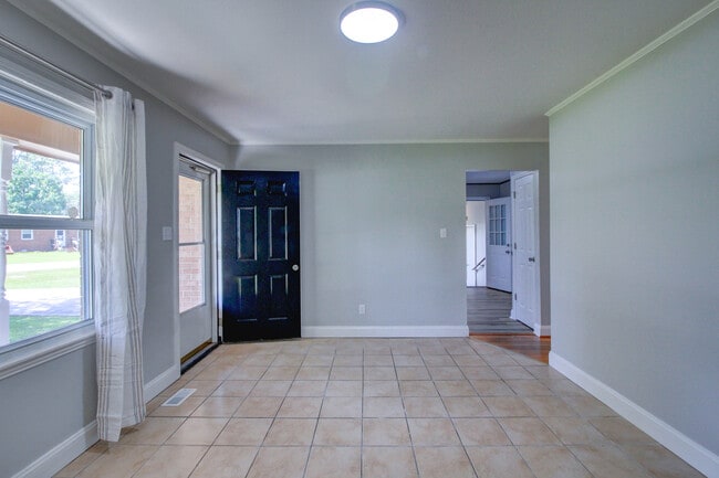 Building Photo - 105 Sandy Ln