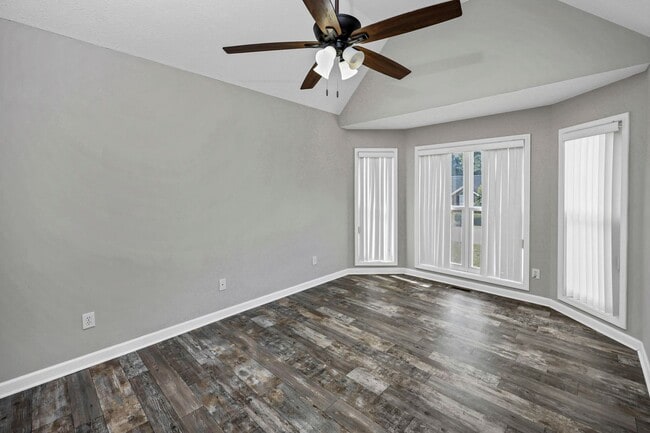 Building Photo - Refined 3-Bedroom Home with New LVP Flooring in Prime West Columbia Location!