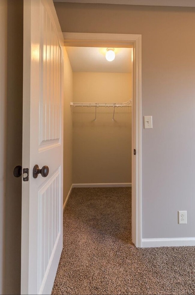 Building Photo - 3 Bedroom Dog Friendly Home For Rent!