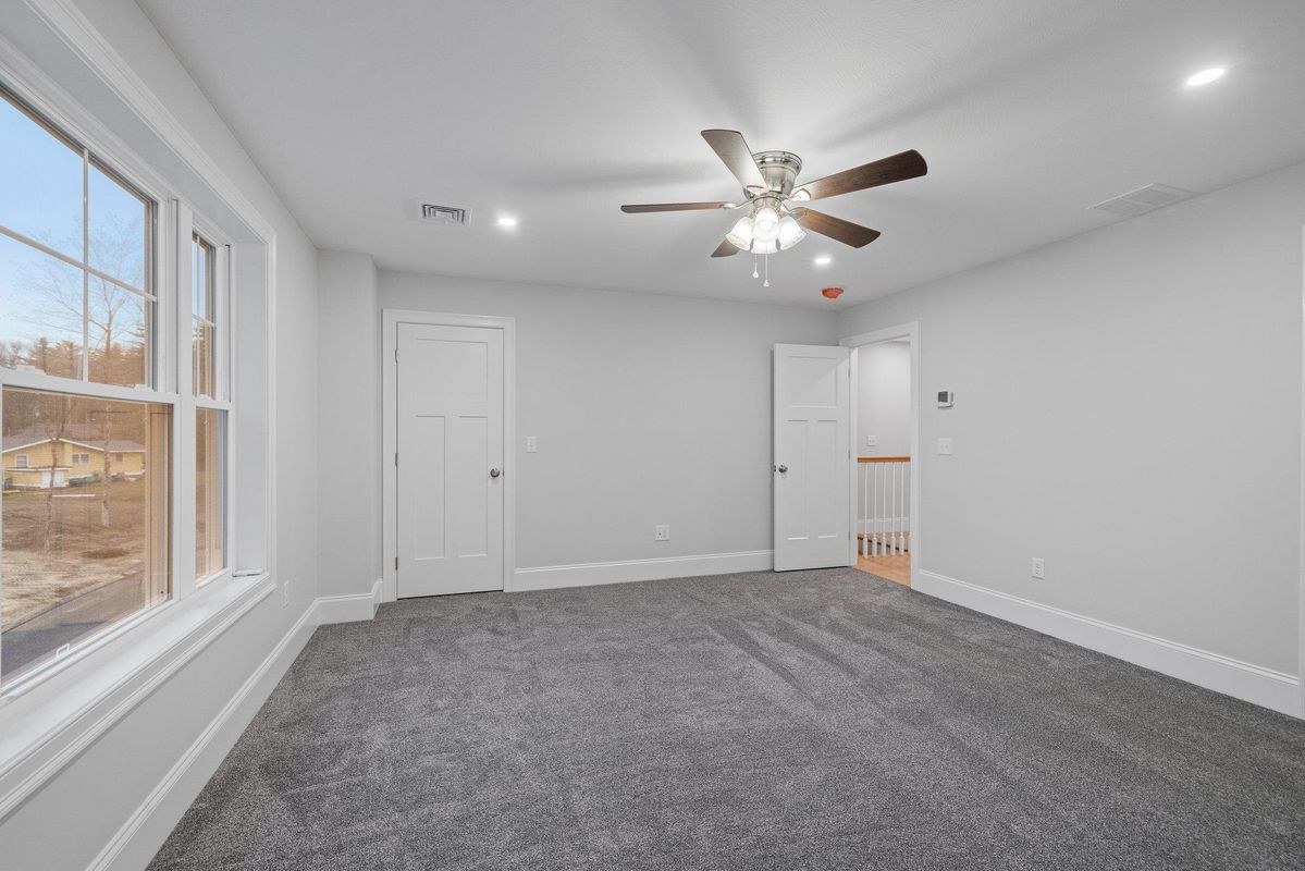 Building Photo - 945 Londonderry Tpke