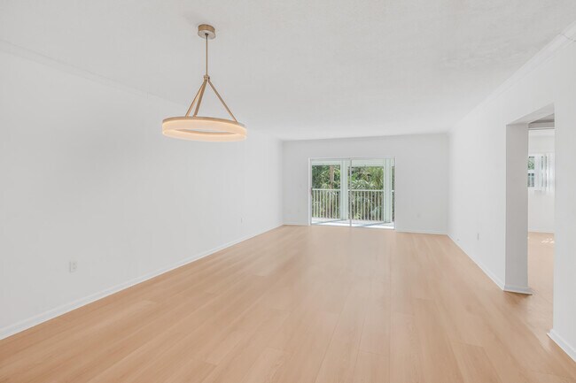 Primary Photo - 200 E Royal Palm Rd