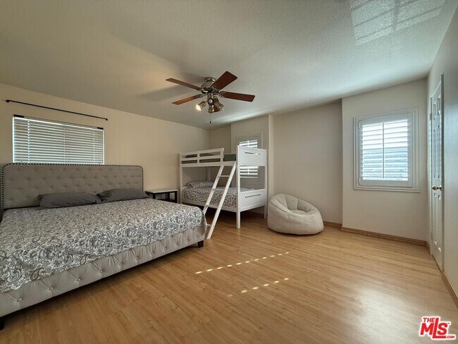 Building Photo - 719 E Ave Q10