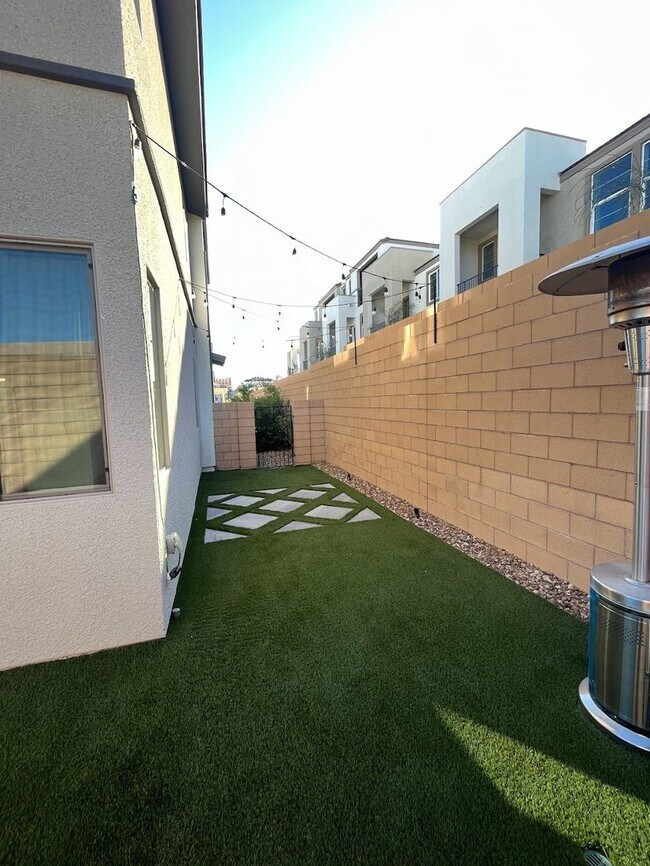 Building Photo - Beautiful 3 Bedroom Townhome in the Southw...