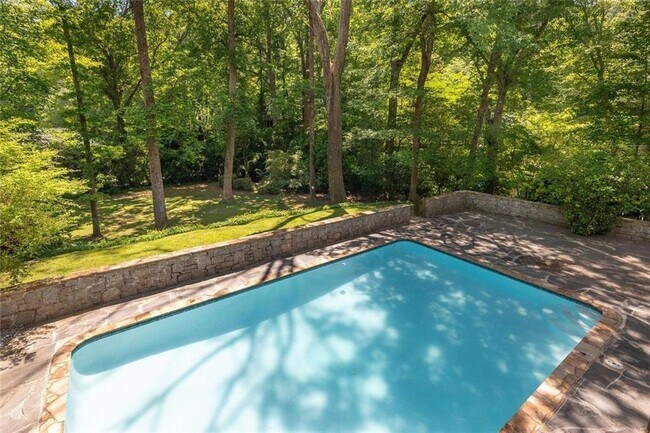 Building Photo - 445 Forest Hills Dr